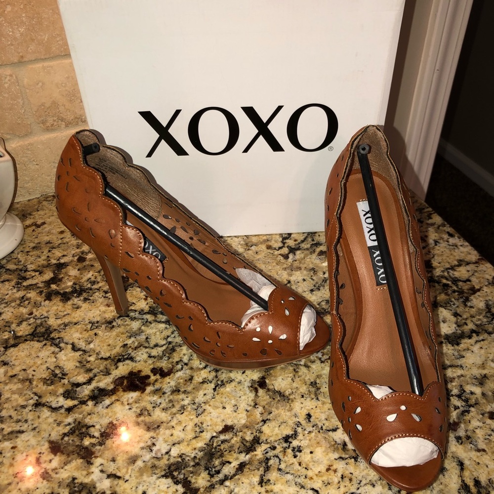 NWT & box! Xoxo brown/tan peep toe heel, size 8.